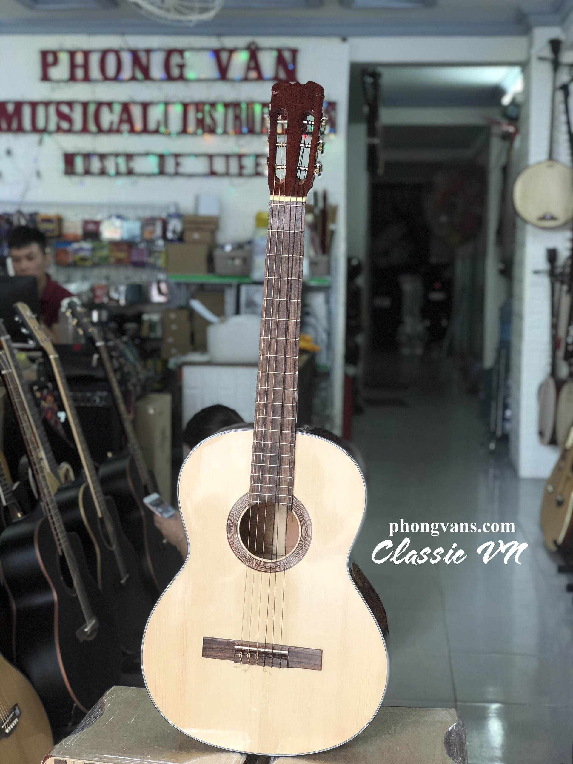 Với âm thanh trầm ấm, guitar classic gỗ hồng đào là sự lựa chọn tuyệt vời dành cho những người yêu nhạc cổ điển. Phong Vân Music tự hào giới thiệu dòng sản phẩm tốt nhất với chất liệu tuyệt đỉnh. Đừng bỏ qua cơ hội sở hữu một cây guitar đẹp như mơ.