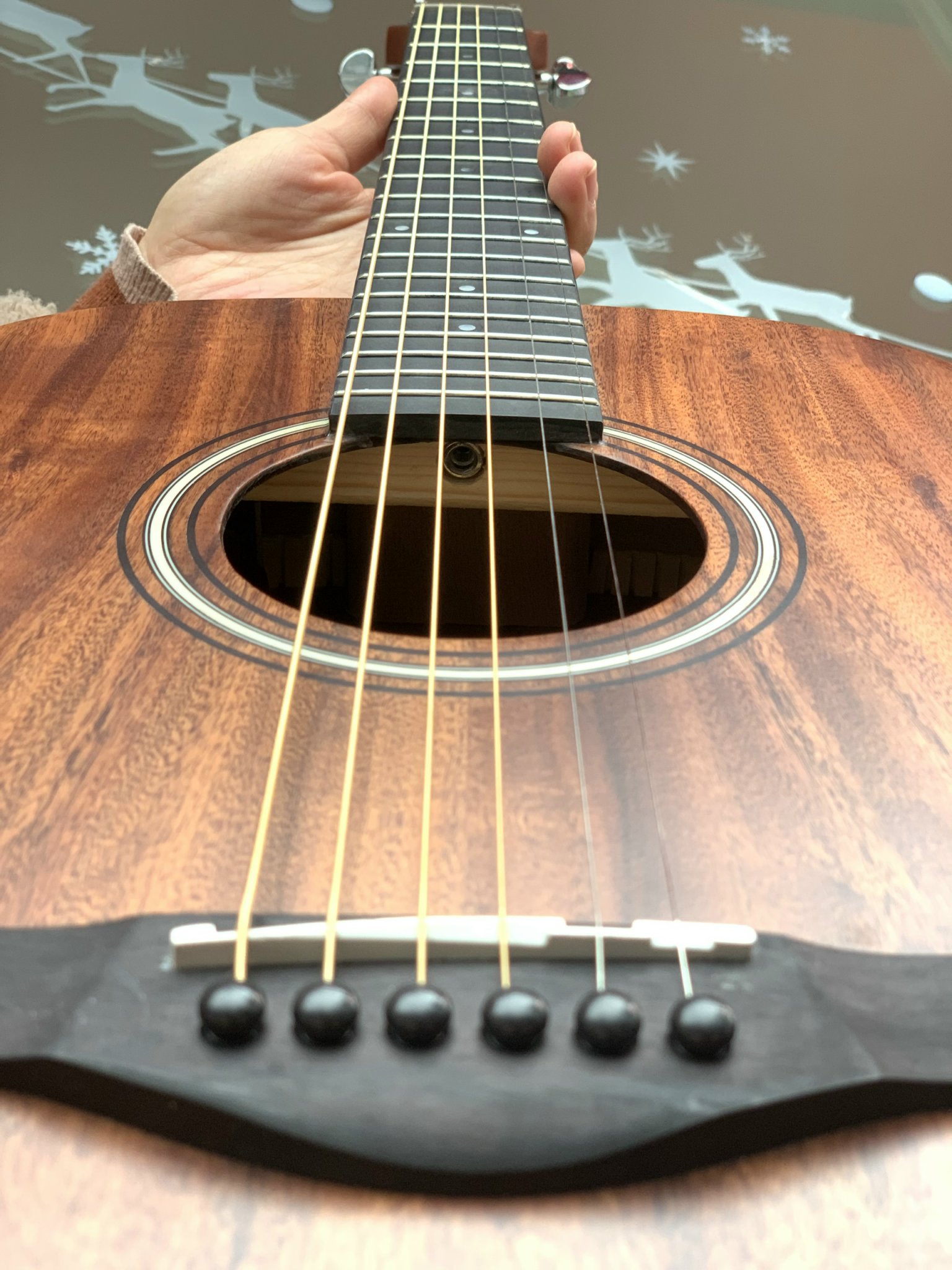 Taylor Guitars là sự lựa chọn hoàn hảo cho những người yêu thích âm nhạc và giá trị thẩm mỹ. Công nghệ chế tác các loại guitar này đã được phát triển từ những năm 1970 và hiện nay được sử dụng rộng rãi trong các lĩnh vực âm nhạc chuyên nghiệp. Hãy bấm vào hình ảnh để chiêm ngưỡng và cảm nhận sự tuyệt vời của Taylor Guitars.