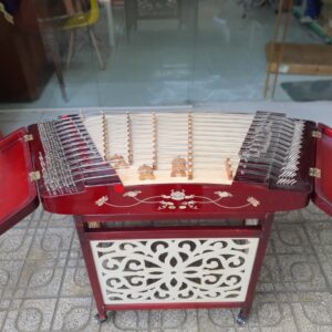 Chất liệu: ống đàn làm bằng trúc, chân bằng tre. Kích thước: dài 35 cm – cao 35 cm . Số thanh: 12 thanh. Các thanh được làm bằng những ống tre, được nối với nhau bằng dây dù, được chỉnh nốt nhạc từ C D E F G A H C D E F G. Có 2 dùi để gõ tạo ra âm thanh.