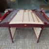 Chất liệu: ống đàn làm bằng trúc, chân bằng tre. Kích thước: dài 35 cm – cao 35 cm . Số thanh: 12 thanh. Các thanh được làm bằng những ống tre, được nối với nhau bằng dây dù, được chỉnh nốt nhạc từ C D E F G A H C D E F G. Có 2 dùi để gõ tạo ra âm thanh.