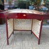 Chất liệu: ống đàn làm bằng trúc, chân bằng tre. Kích thước: dài 35 cm – cao 35 cm . Số thanh: 12 thanh. Các thanh được làm bằng những ống tre, được nối với nhau bằng dây dù, được chỉnh nốt nhạc từ C D E F G A H C D E F G. Có 2 dùi để gõ tạo ra âm thanh.