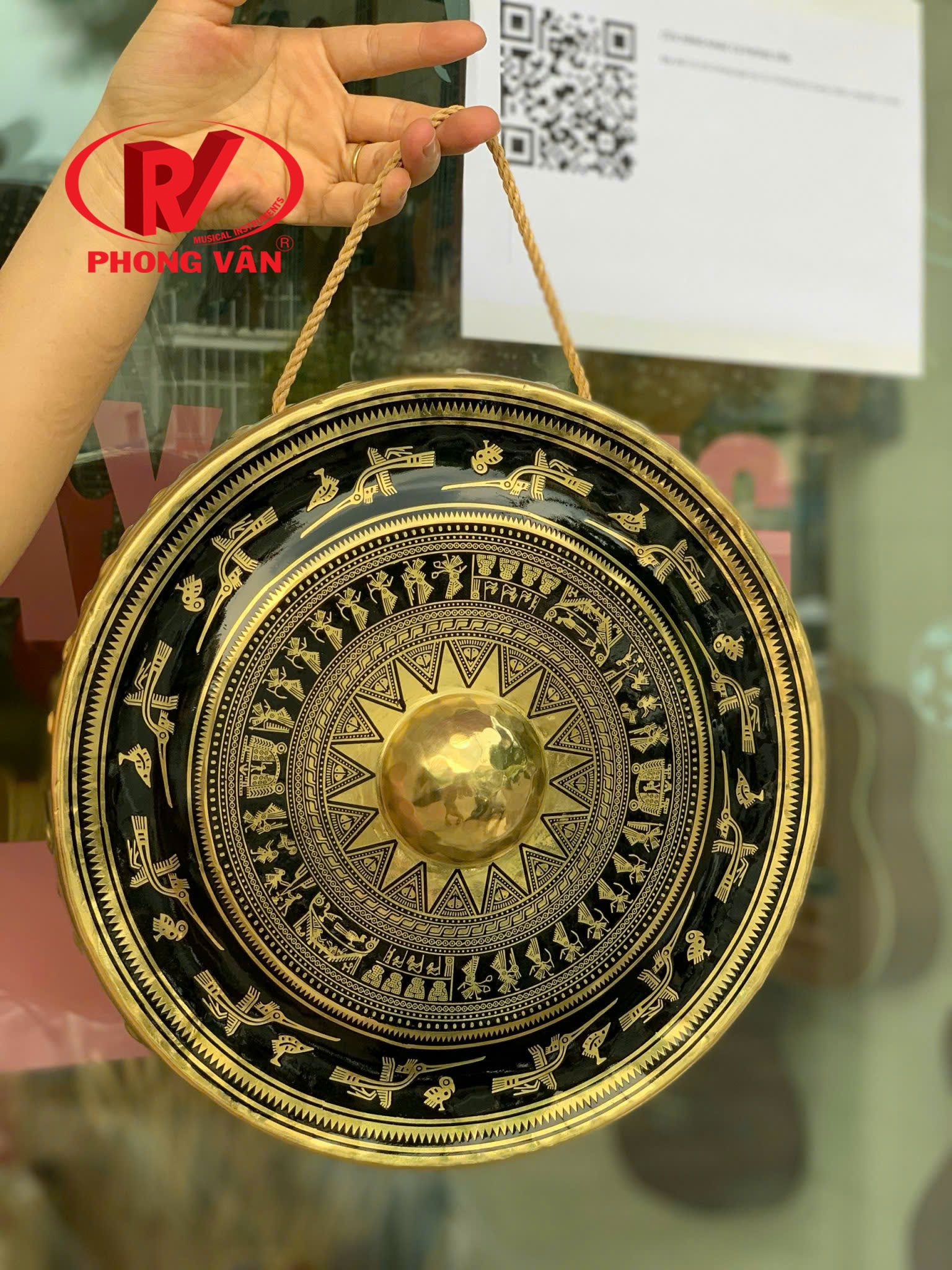 CHIÊNG 30 (6) Chiêng đồng 30cm hình trống đồng có giá treo gỗ