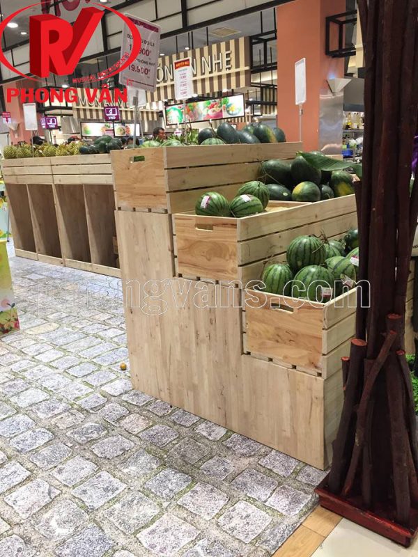 Kệ gỗ thông siêu thị đựng trái cây