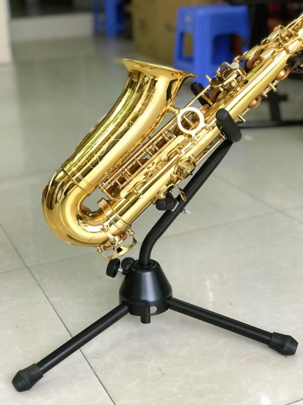Chân để kèn saxophone