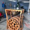 Kệ thùng gỗ treo chai rượu vang và ly