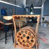 Kệ thùng gỗ treo chai rượu vang và ly