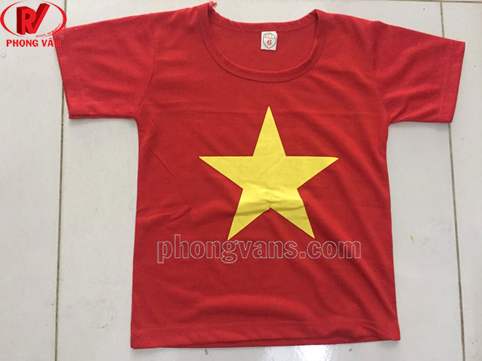 Phong Vân Music là nhà sản xuất và phân phối áo cờ đỏ sao vàng danh tiếng của Việt Nam. Với nhiều mẫu mã đa dạng, chiếc áo này không chỉ đơn thuần là một món quà đẹp mắt, mà còn đem lại cảm giác tự hào về đất nước cho các bé. Tất cả các sản phẩm đều được sản xuất từ chất liệu cao cấp, đảm bảo sức khỏe cho trẻ nhỏ. Hãy liên hệ ngay với chúng tôi để chọn cho bé yêu của bạn chiếc áo xinh tươi nhất!