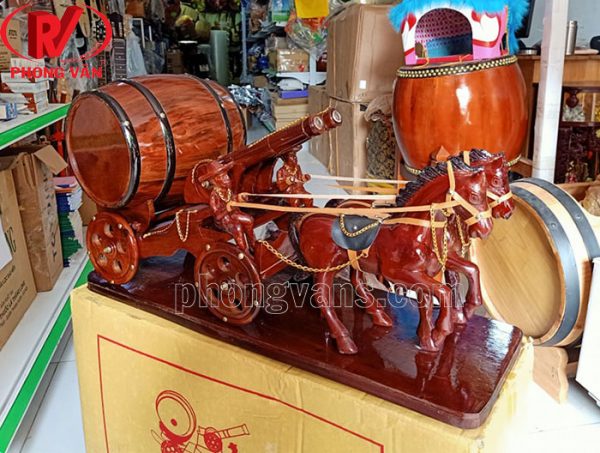 Xe ngựa kéo thùng rượu vang