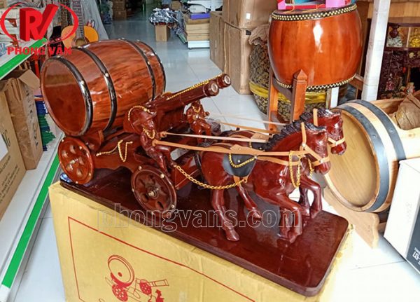 Xe ngựa kéo thùng rượu vang