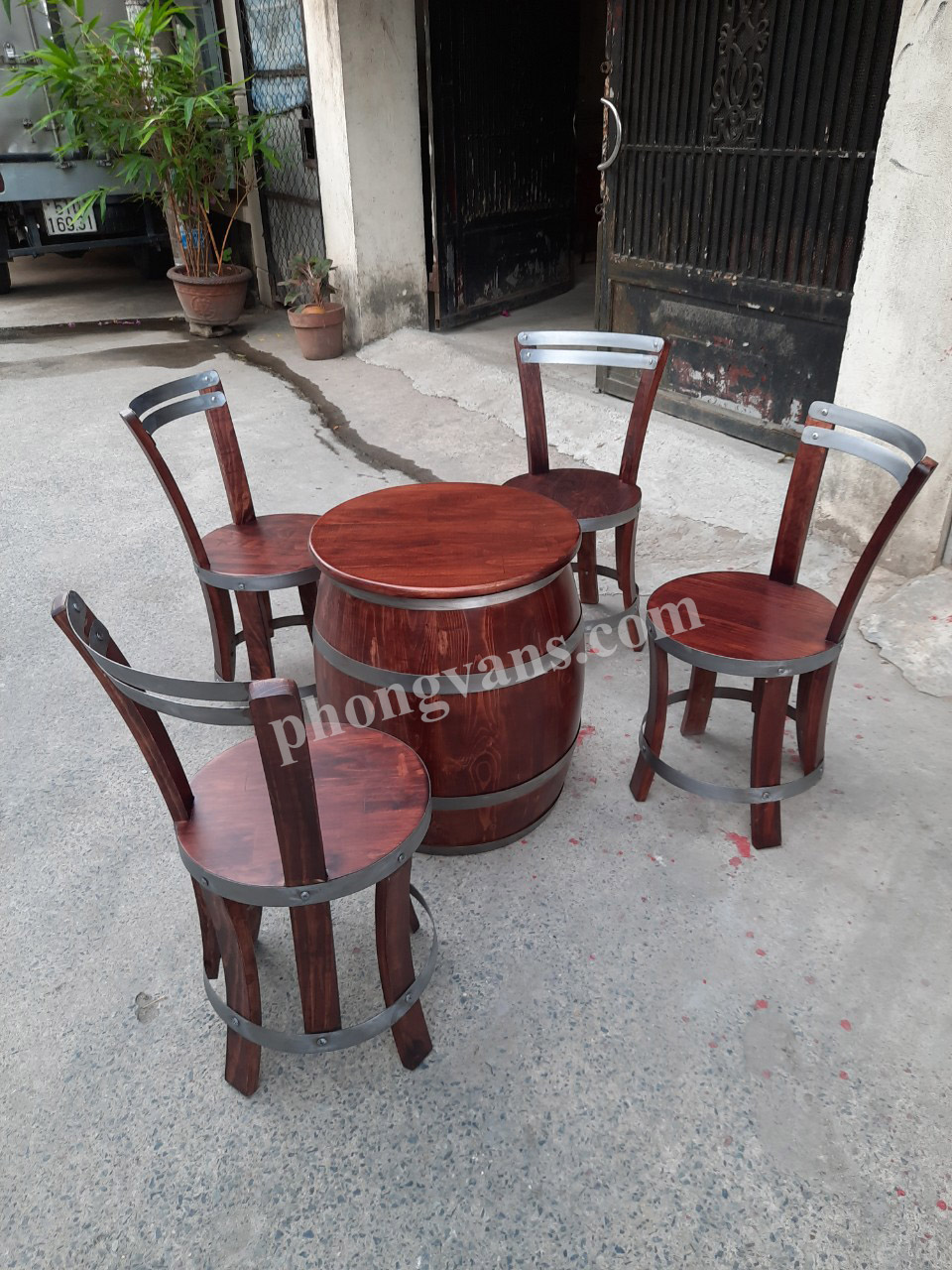 Bộ bàn ghế thùng gỗ phong cách hấm rượu cổ điển