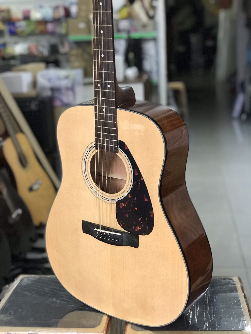 Đàn guitar acoustic Yamaha F600 - PHONG VÂN MUSIC