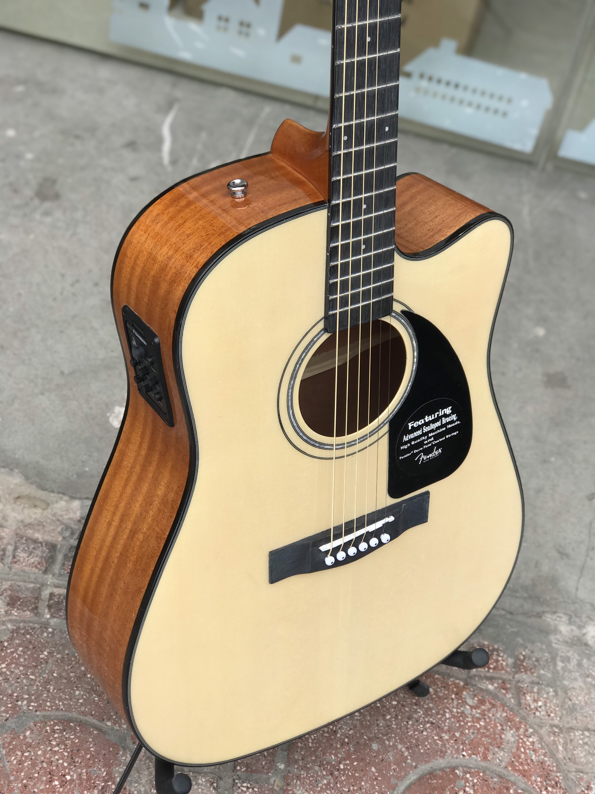 Guitar Fender CD-60CE có EQ