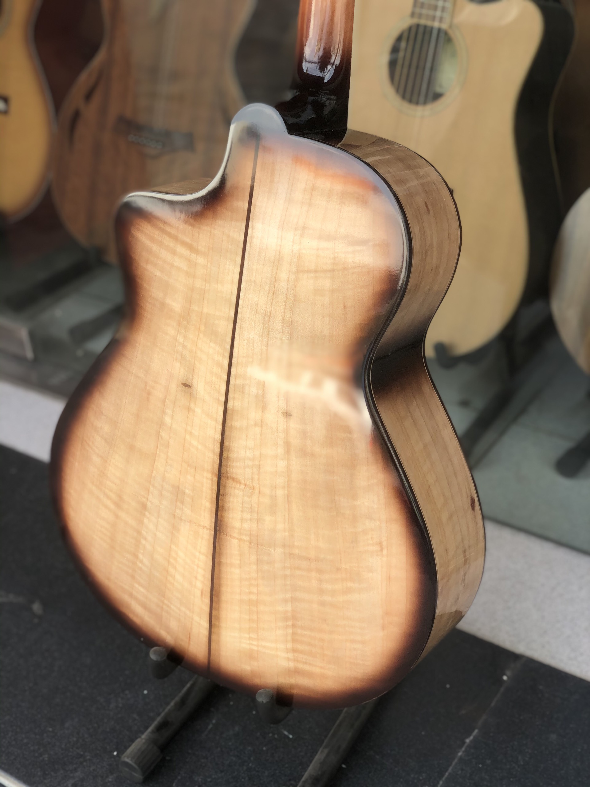 Guitar acoustic gỗ còng cườm Việt Nam