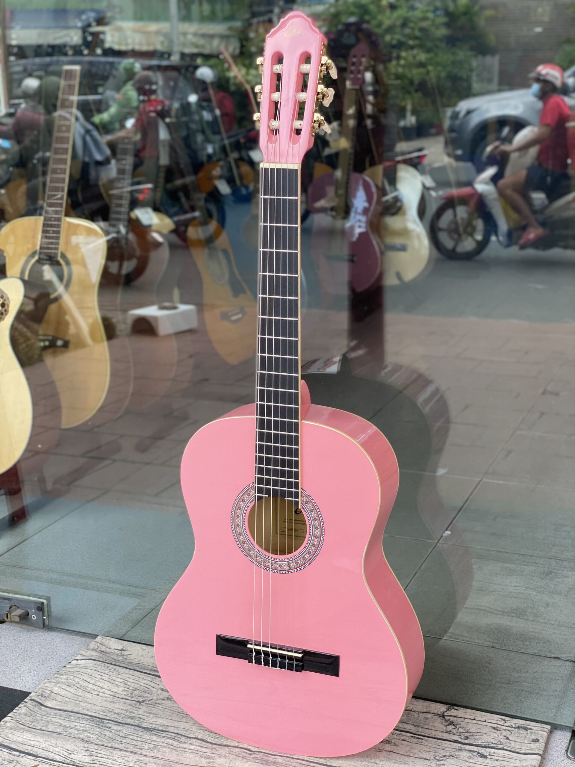 Phong Vân music chuyên nhập khẩu và phân phối các mẫu guitar, đa dạng sản phẩm; với giá ưu đãi và chất lượng tốt. Nay Phong Vân Music giới thiệu một mẫu guitar siêu hot trong thị trường âm nhạc; Guitar Classic EKO CS10 chính hãng.