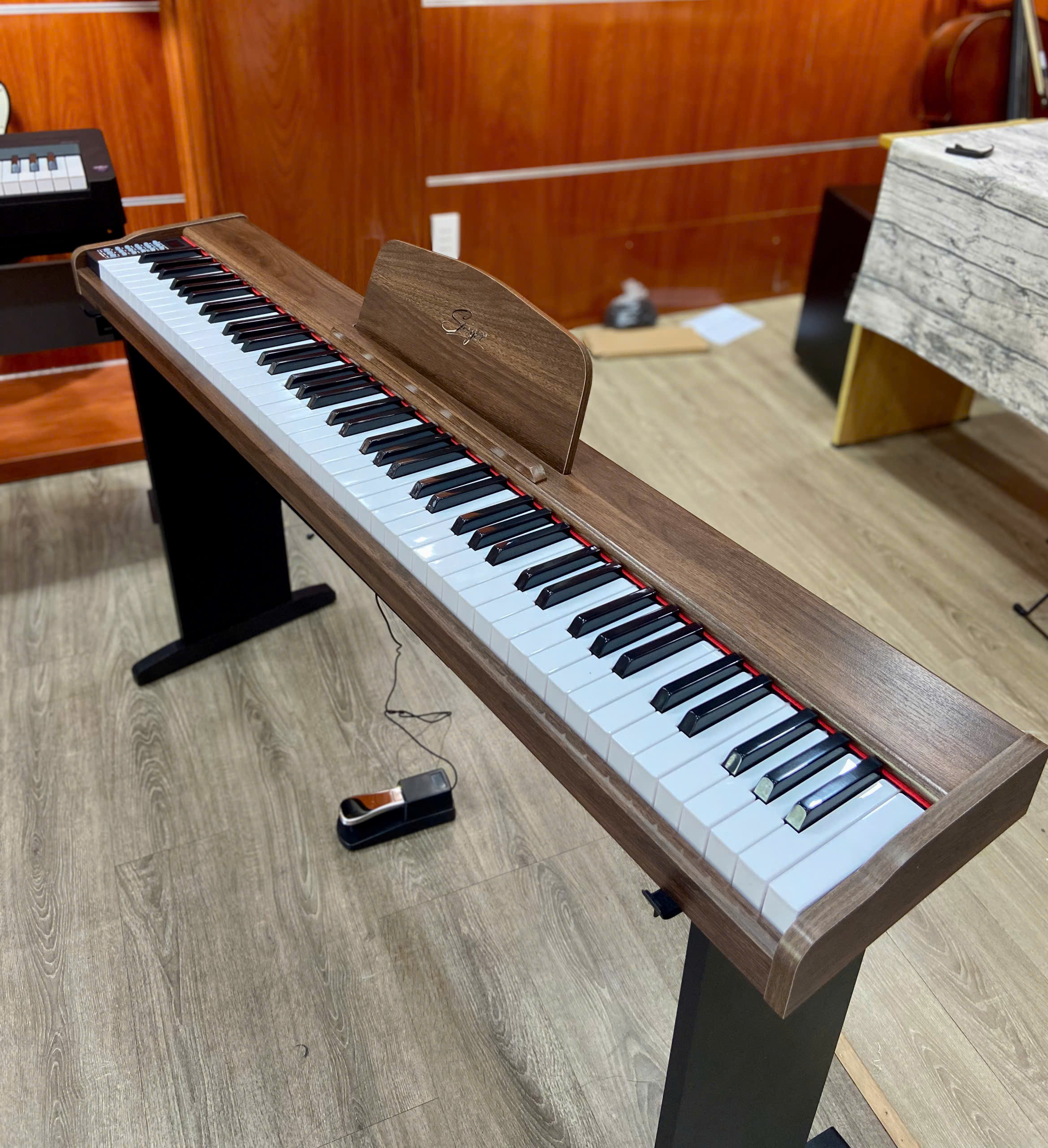 z7122060657558_615bf65c1b530b3ca6a1aa8cec36dea7 Piano điện Saiger SDP-2024