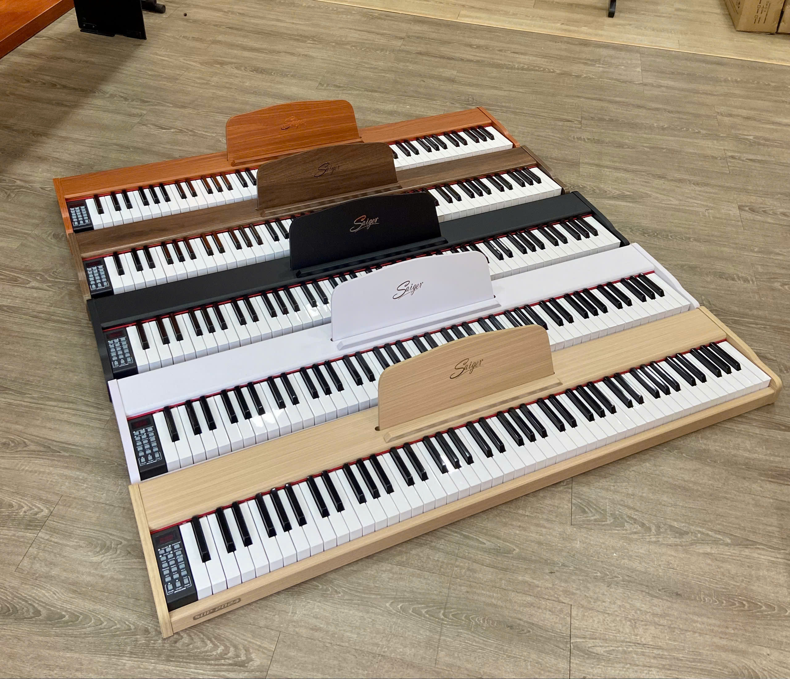 z7122060657574_5f5d36ac8824c7aad9789499ec2f79b3 Piano điện Saiger SDP-2024