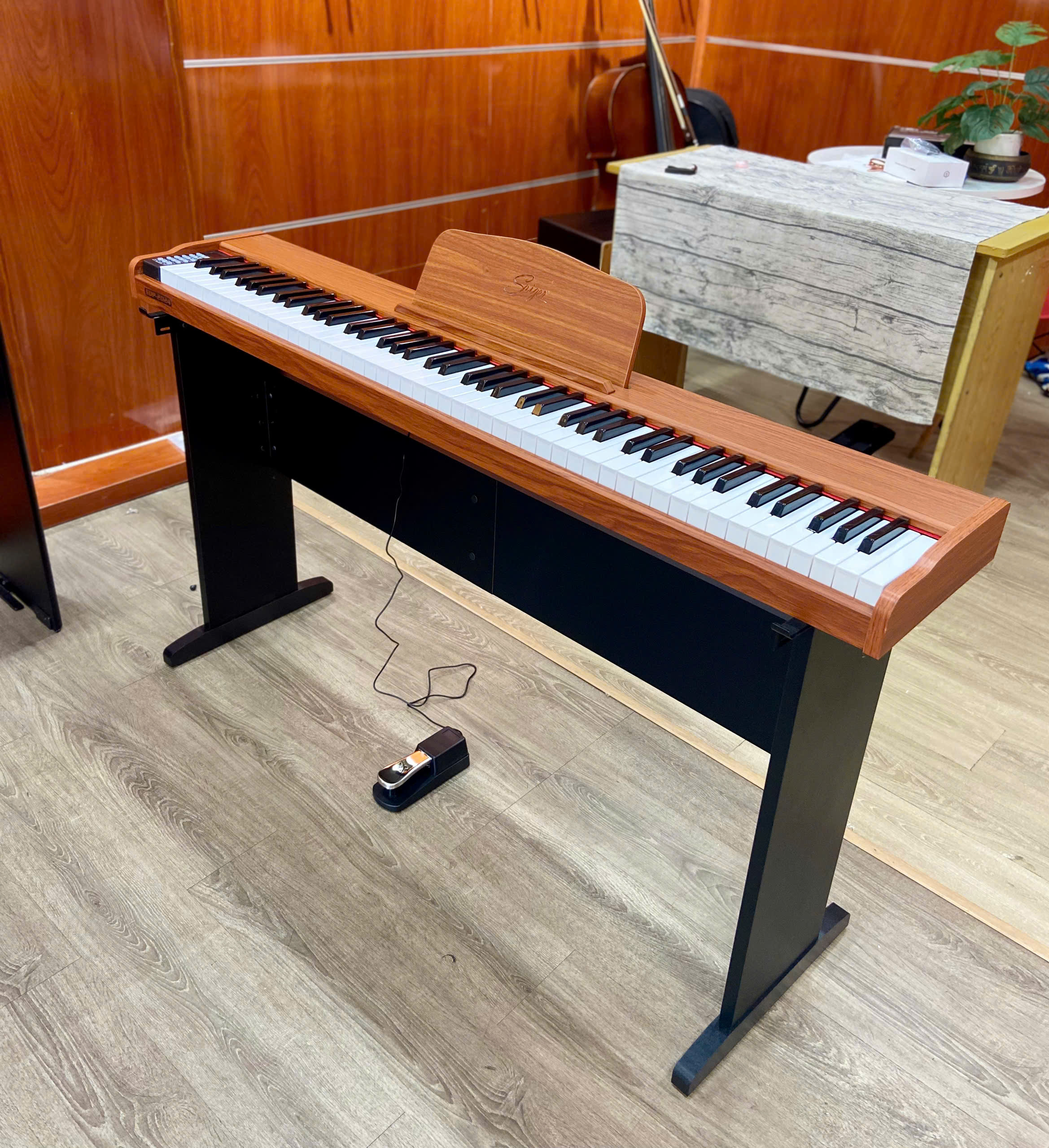z7122060657576_8d6efcb4feb68e0756c9be45fc0d9432 Piano điện Saiger SDP-2024